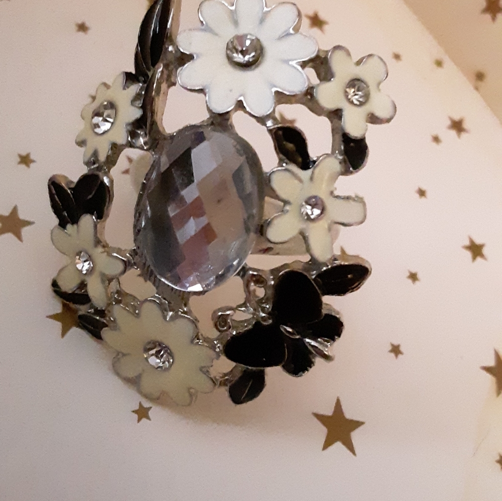 Flower Bling Ring - Picture 5 of 6